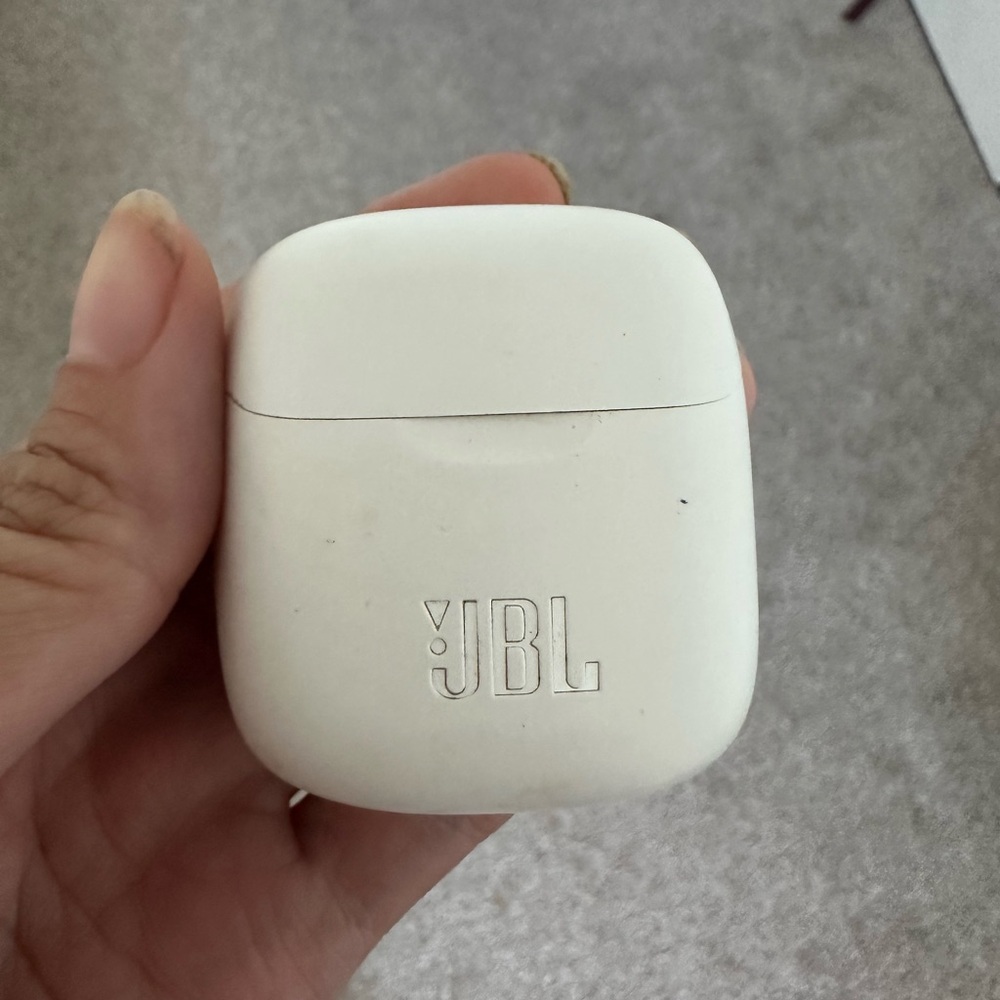 JBL Compact White Earbuds Case